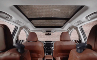 A video showing the panoramic moonroof available on the Subaru Ascent.